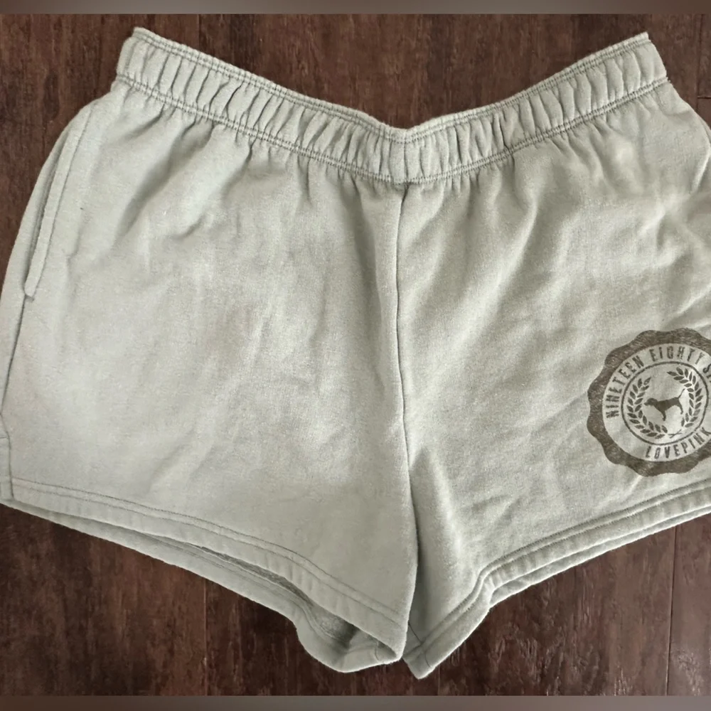 VS pink shorts - Picture 1 of 3